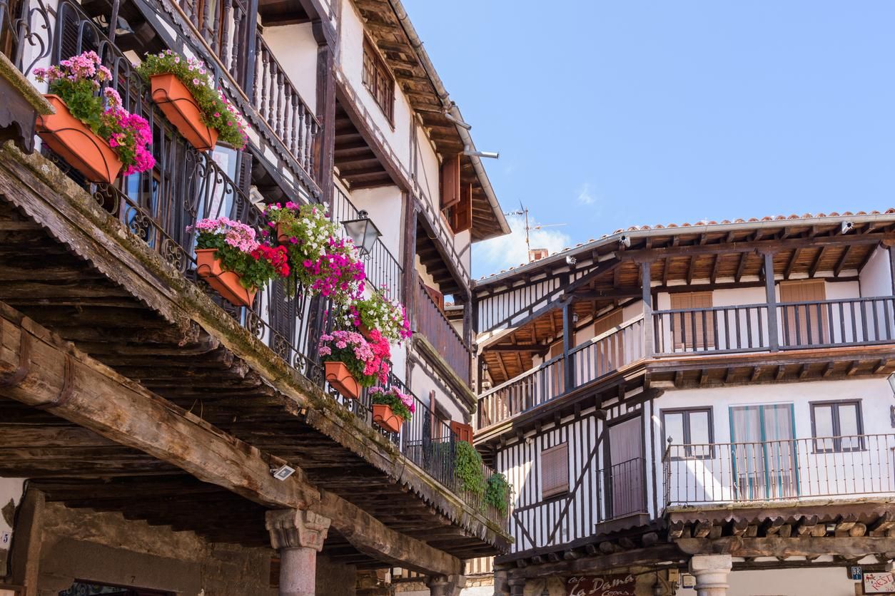 Edificios tradicionales con flores en el balcón de La Alberca, Salamanca, Castilla y León, España.