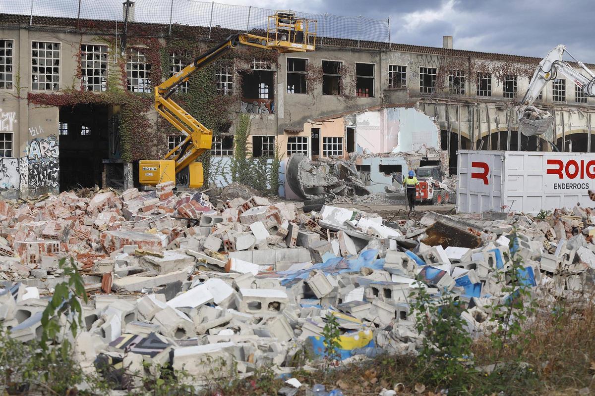 L'enderroc de les naus del carrer Barcelona.