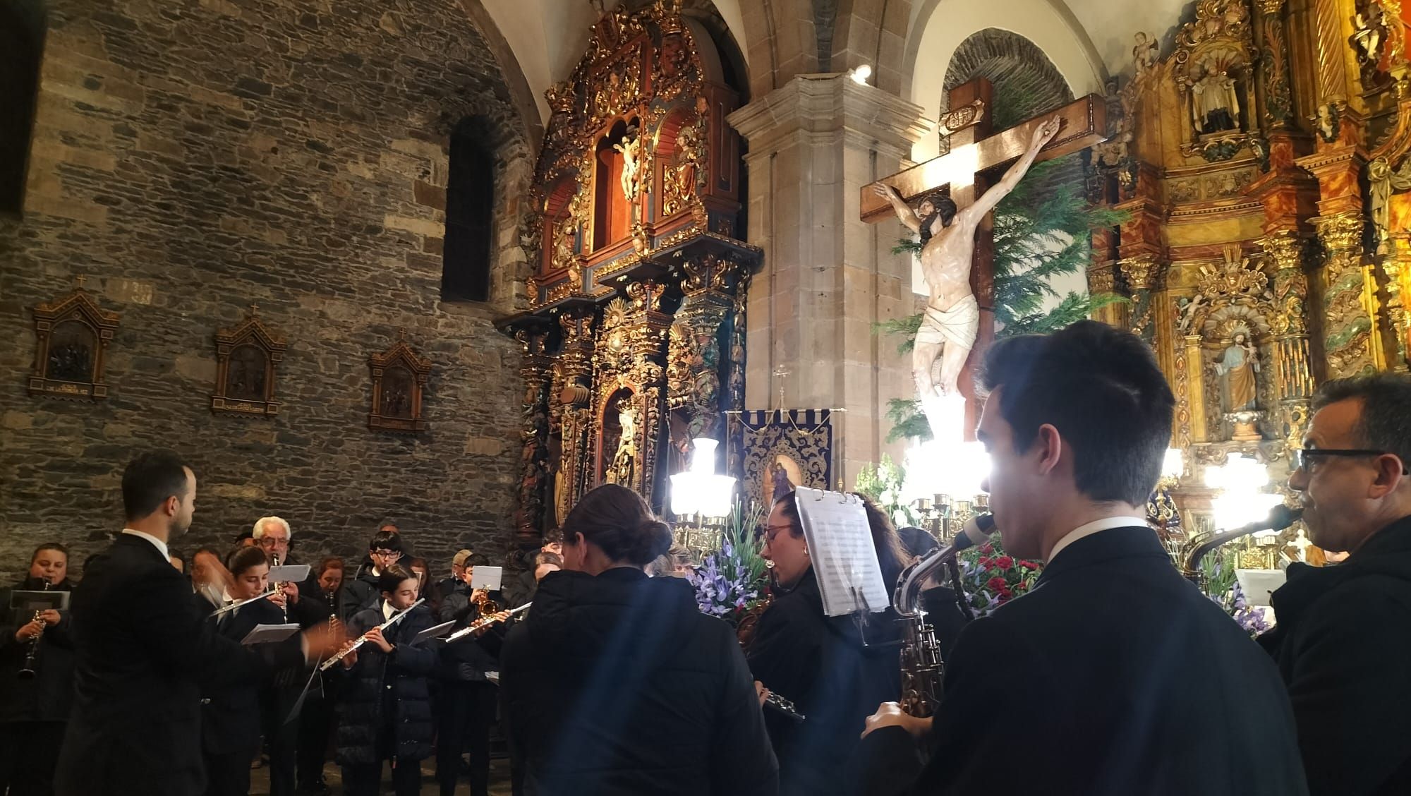 En imágenes: Luarca suspende la procesión del Cristo del Perdón, al que homenajea con la música de La Lira