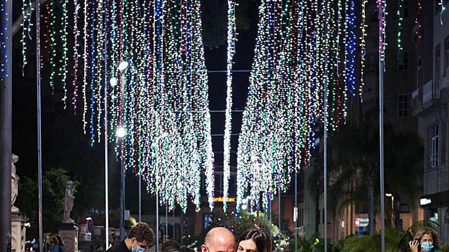 Dos peatones se hacen un selfie en la capital tinerfeña.