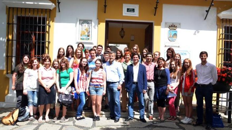 García Urbano, en el centro de la imagen, junto al grupo de alumnos alemanes.