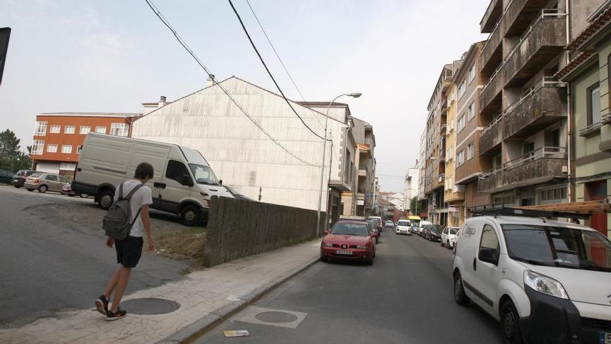 Imagen de archivo del solar con frente a la Avenida de América que hoy es parking y dejará de serlo para albergar un edificio. // Bernabé / Cris M.V.