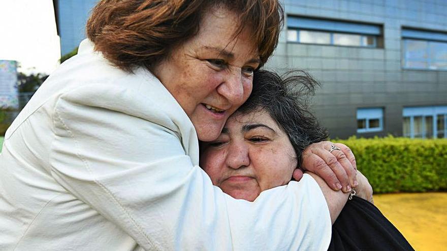 María del Carmen García con su hija, usuaria de Amencer.   | // G.S.