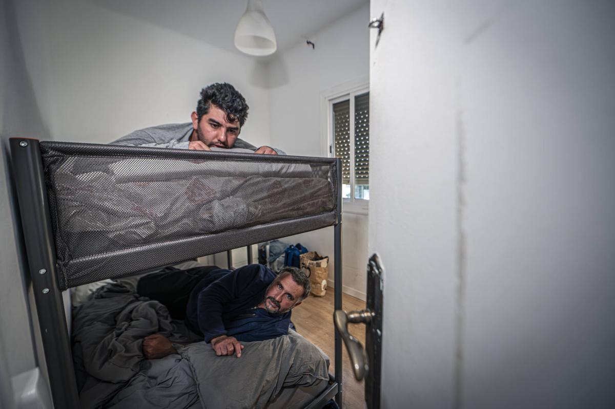 Mehmet e Izzet comparten litera desde hace meses, en el piso alquilado por la subcontrata para la que trabajaban del Camp Nou.