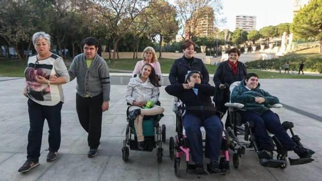 Jorge, Alba, Rosa Mari y Karmele, los cuatro jóvenes que se han quedaron sin transporte, con sus madres y abuela.