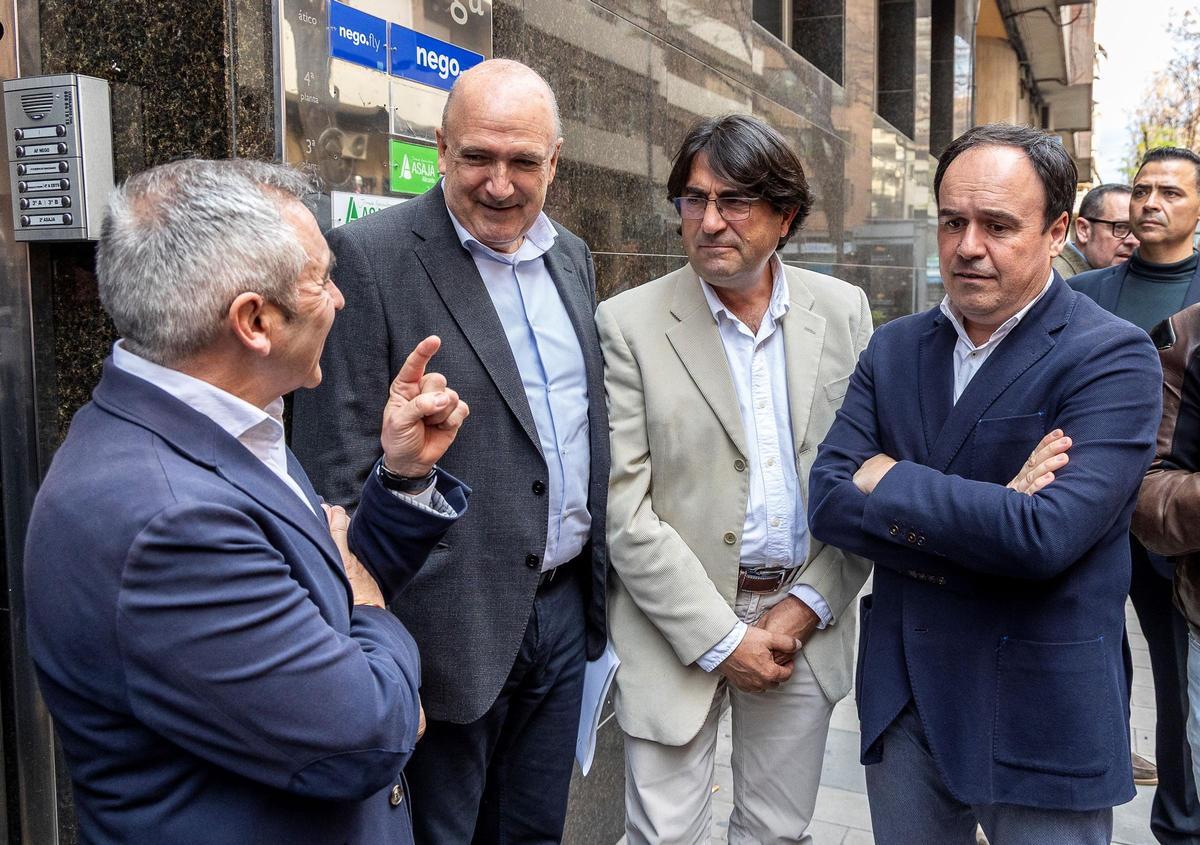 Un momento antes del encuentro entre el presidente de la Generalitat y Asaja en Alicante.