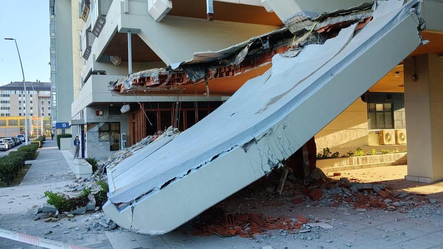 Cae el voladizo de la entrada de un edificio en la calle Casares Quiroga