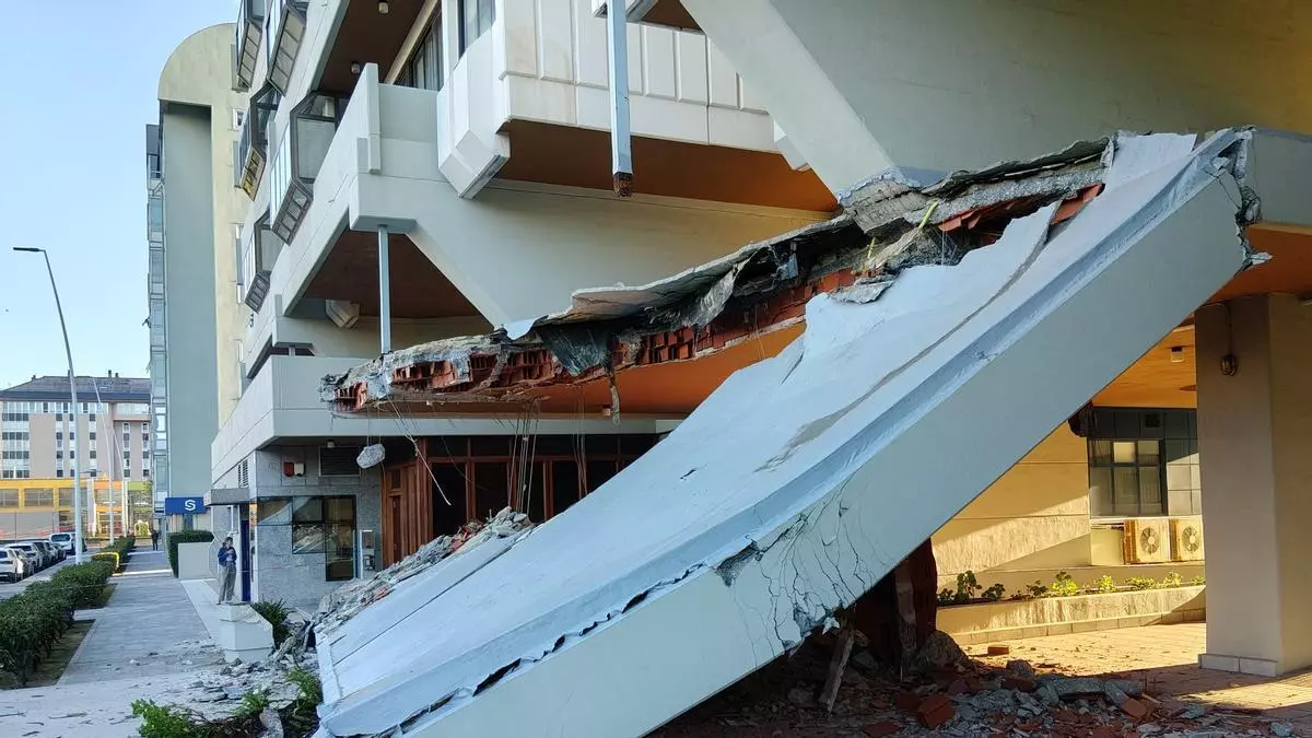 El Concello de A Coruña ordena demoler el voladizo que cayó en el 'edificio Petroliber' de Elviña y adoptar medidas de seguridad
