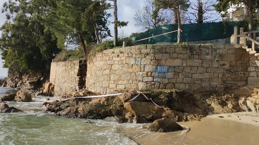 Parte del muro de contención junto a la Praia dos Alemáns se desplomó sobre las rocas. |  G.Núñez | |  G.N.