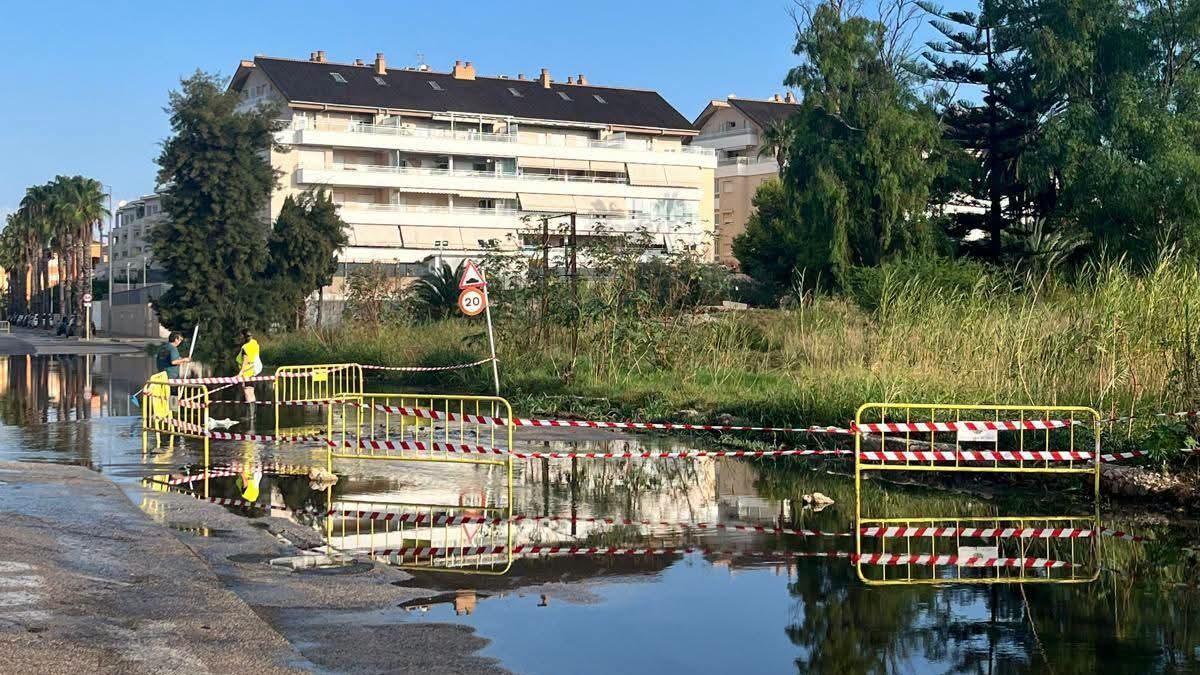 La calle ha quedado anegada de aguas fecales