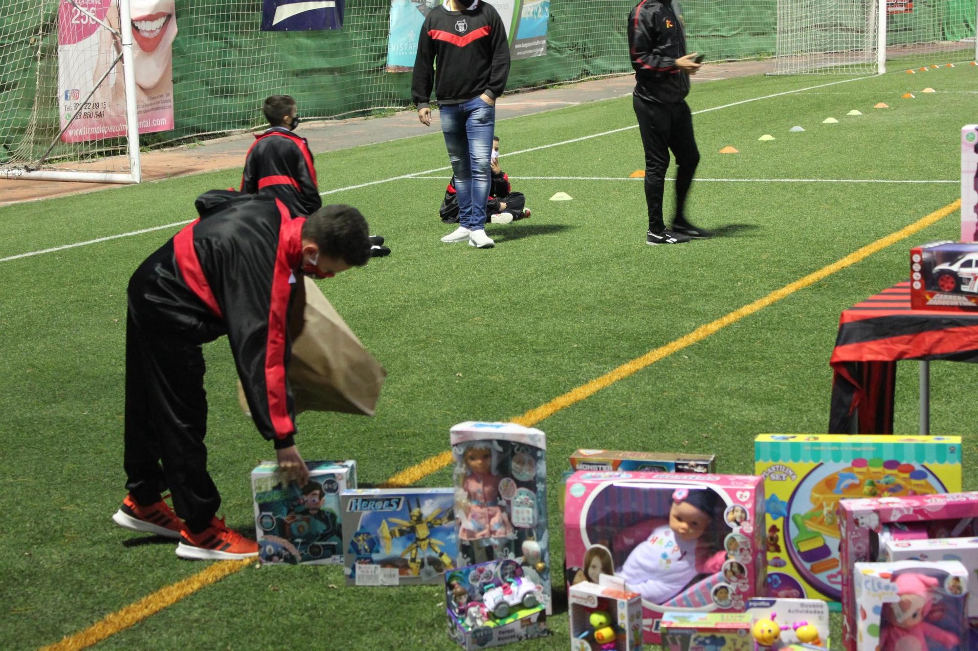 El Viera entrega más de 300 juguetes a la Casa de Galicia a través de su Campaña de recogida de Navidad