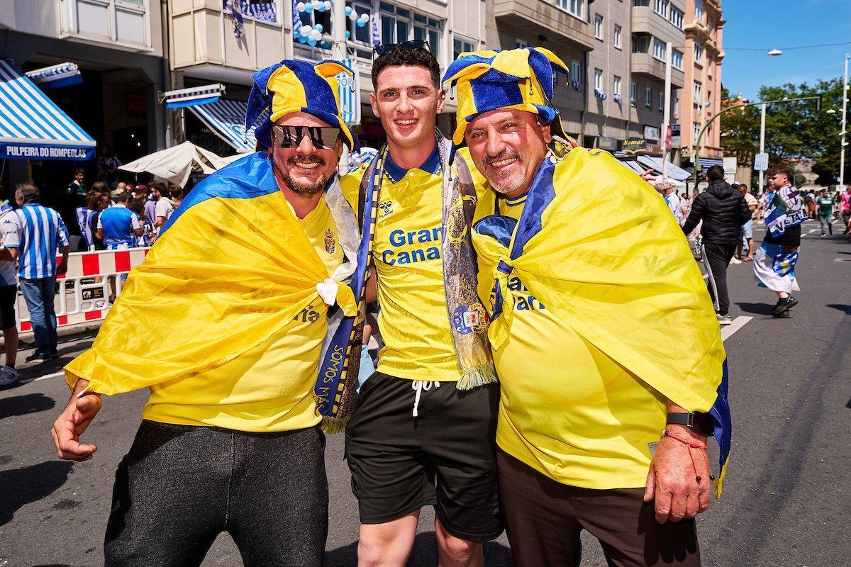 Tres seguidores de la UD, junto al estadio de Riazor, esta tarde, horas antes de la disputa de la última jornada.