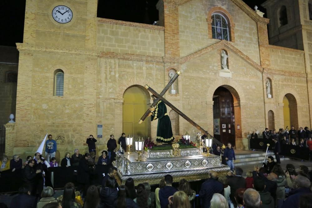 Algunas de las imágenes decanas de la Semana Santa se acercaron al mar y los paseos en Martes Santo