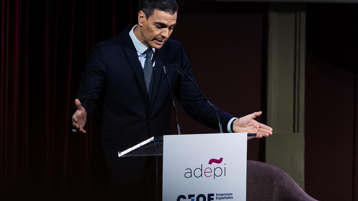 El presidente del Gobierno, Pedro Sánchez, interviene durante la inauguración de la Jornada  'Las industrias culturales y creativas: un valor al alza con retos inmediatos', en el Ateneo de Madrid