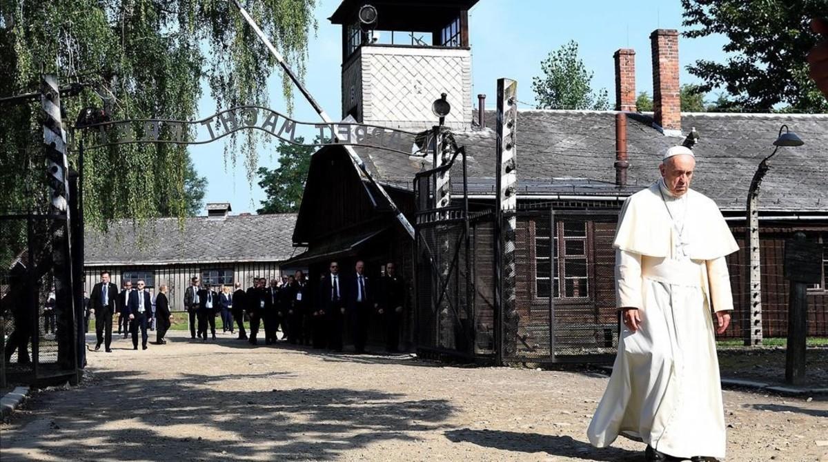 El Papa atraviesa la puerta del campo de concentración nazi de Auschwitz, este viernes.