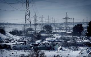 El Defensor del Pueblo zarandea a Madrid y Rivas para que no dejen a la Cañada Real un invierno más sin luz