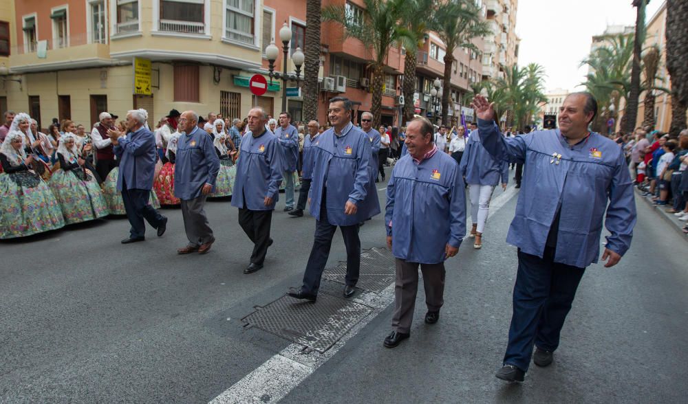 La apertura de las Hogueras del 90 aniversario resultó espectacular, con una gran participación de las comisiones, de veteranos festeros y de las Belleas del Foc.