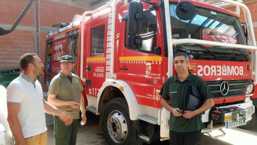 Actuación de los bomberos durante una intervención en Figueruela el pasado verano.
