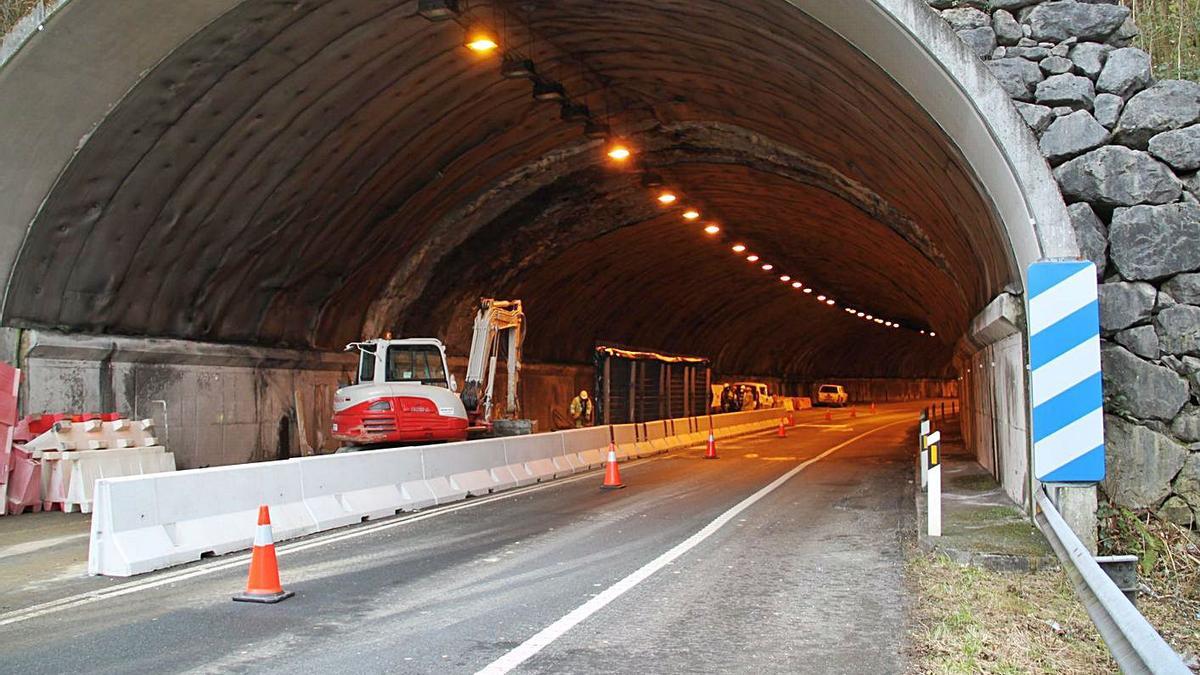 El túnel del Corredor del Nalón en Sotrondio, con uno de sus carriles cortado.