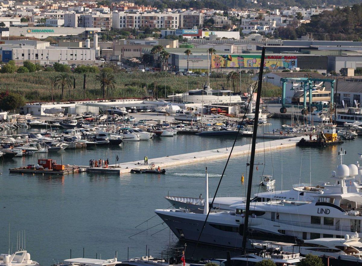 El dique flotante, ya situado en paralelo al Port Nàutic Ibiza. | M.S.
