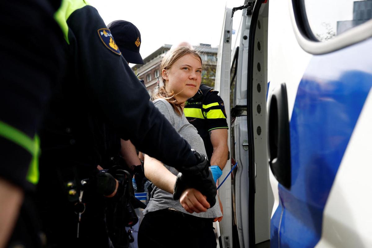 La activista climática Greta Thunberg  es detenida por agentes de policía durante una manifestación climática