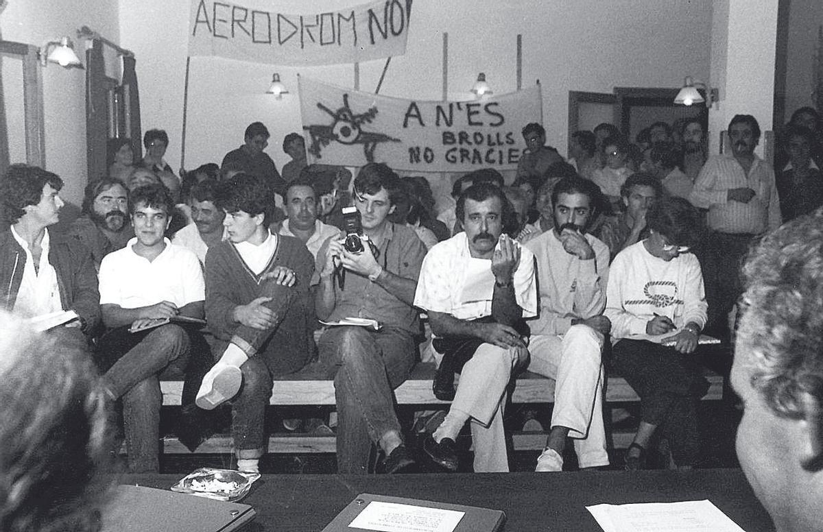 Imagen Convalia, a la izquierda, en una foto de Reinald Wünsche. En medio, el periodista Joan Cerdà.