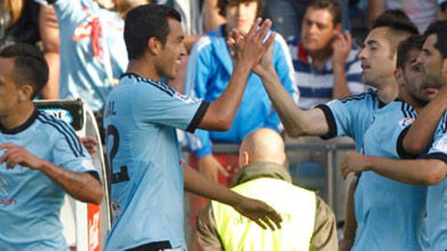 Los jugadores del Celta celebran uno de los goles de Charles // RICARDO GROBAS