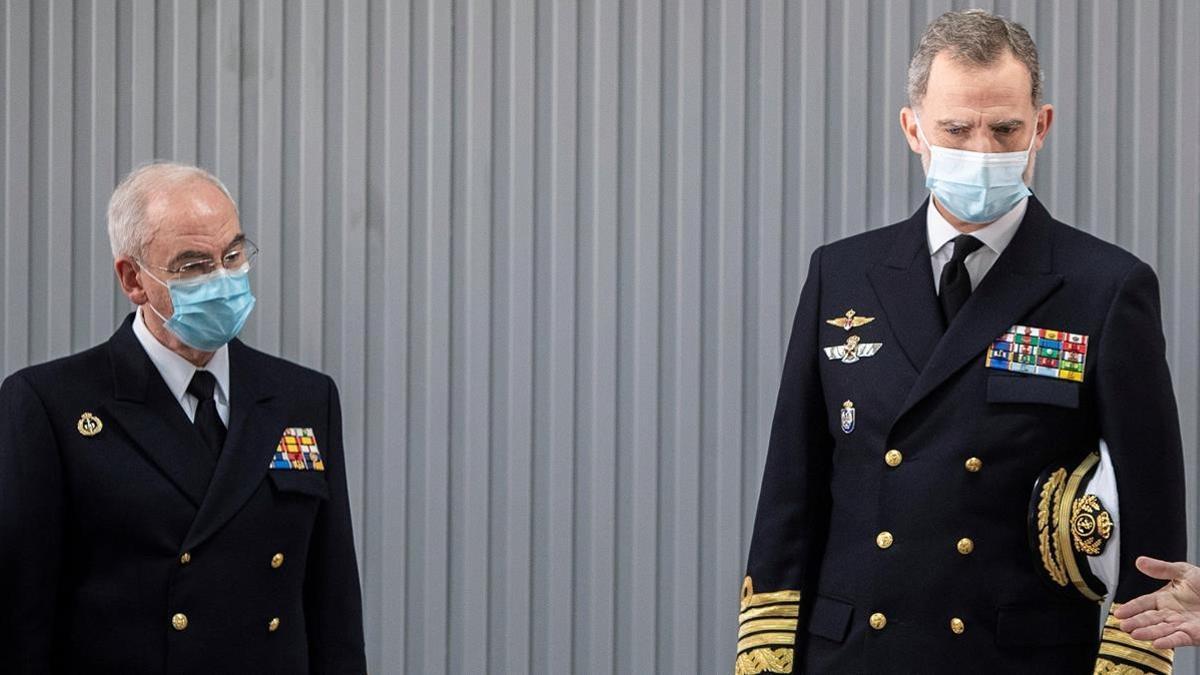 El rey Felipe VI junto al Almirante General Jefe de Estado Mayor de la Armada (AGEMA)  Teodoro López Calderón, en una imagen de archivo.