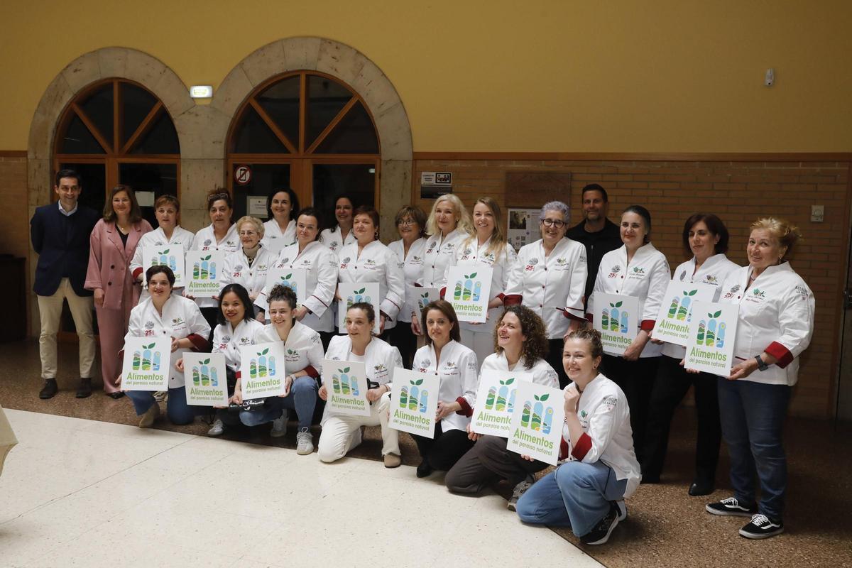 Por la izquierda, de pie, Fernando Clavijo, Begoña López, Mirta Rodríguez, Aida Rosales, Adela Alonso, Luisa Sánchez, Mariali Candás, Beatriz Fernández, Amada Álvarez, Teresa Camacho, Cris Rey, Maite Álvarez; el director de la Escuela de Hostelería, Roberto Suárez; Yvonne Corral, Ana Fé Fernández y María Fernández. Agachadas, Annalisa Lusso, Neli Agoylo, María Busta, María José Miranda, Ramona Menéndez Cuervo, Blanca Menéndez y Lucía Fernández.