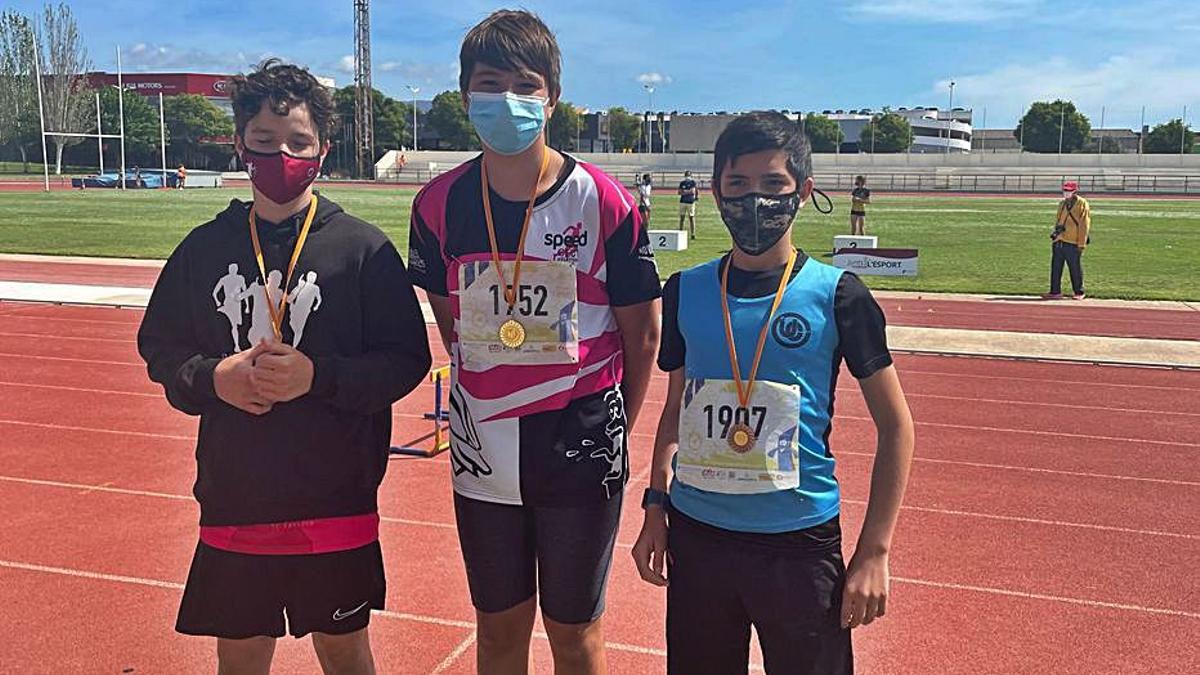 Tres de los atletas del Eiviatletisme sub-14 con medallas.