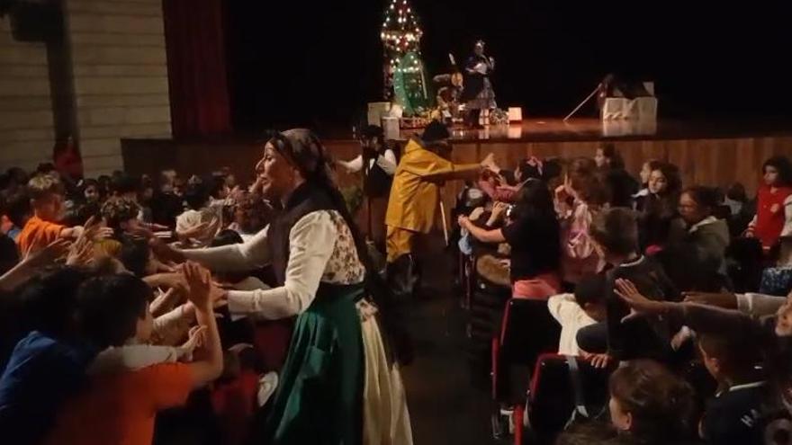 VÍDEO: Llega a Avilés "La Folixa de la Navidá"