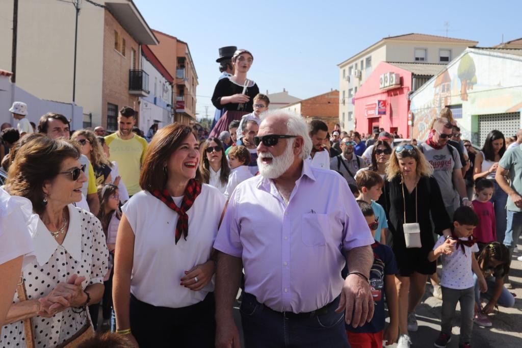 Los cabezudos recorren las calles de Garrapinillos