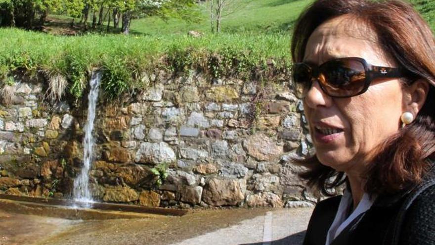 La edil del PP Inmaculada González, ayer, durante la comprobación de la fuga del arroyo del Naranco.