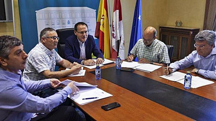 Reunión entre los responsables de COAG (a la izquierda) y el subdelegado del Gobierno, en el centro.