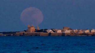 La luna sobre Tabarca como nunca la habías visto antes