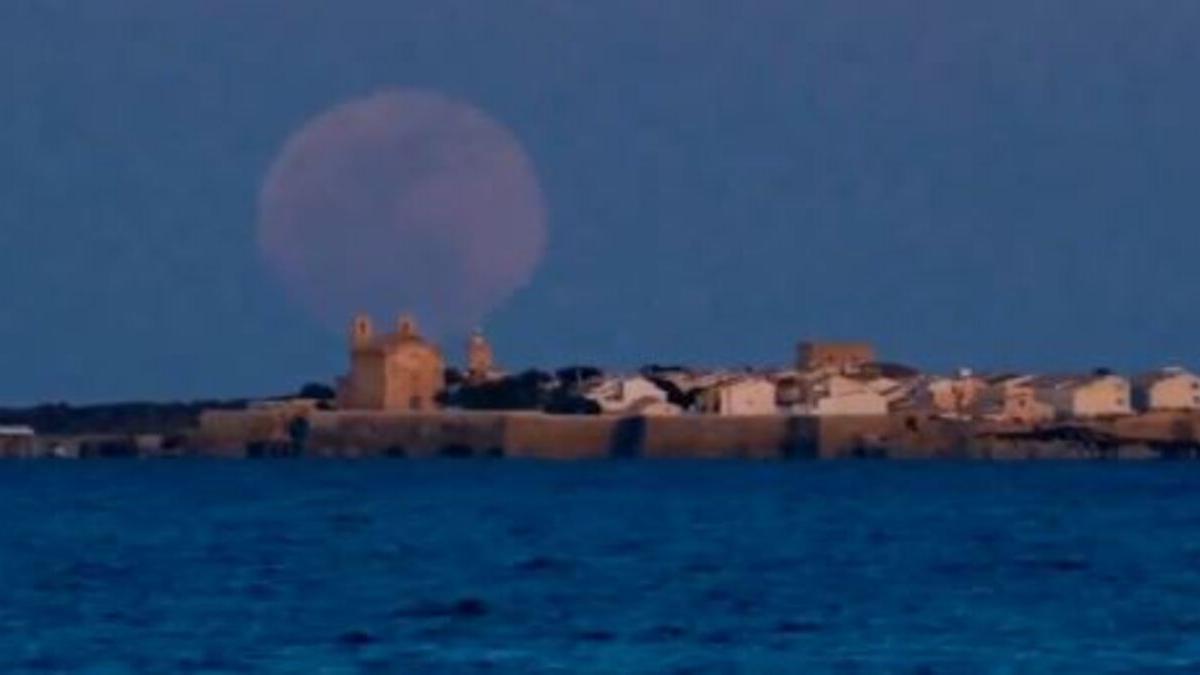 Un fotograma del vídeo time-lapse de la luna sobre Tabarca