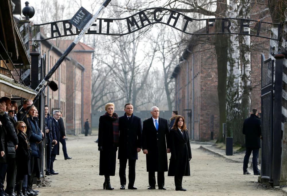 El vicepresidente de EEUU visita el campo de concentración de Auschwitz.