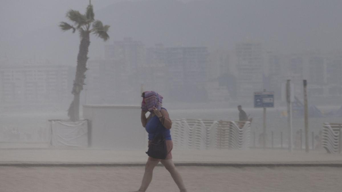 Reventón cálido en la Playa de Sant Joan de Alicante a mediados de julio.