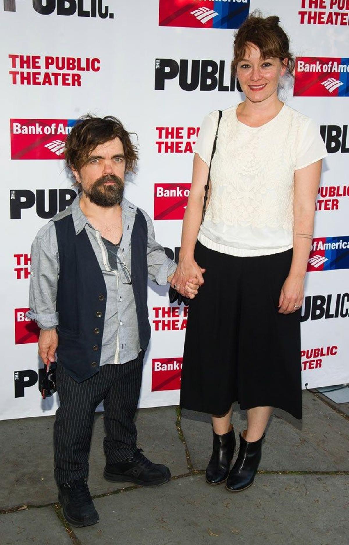 Peter Dinklage y Erica Schmidt en la gala anual del Public Theater en Nueva York