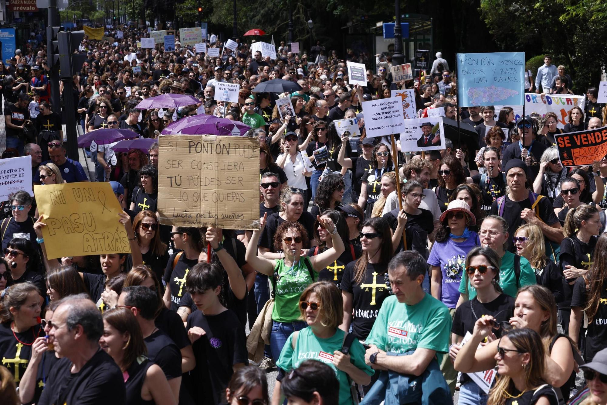 EN IMÁGENES: Cientos de profesores se manifiestan en Oviedo en la cuarta jornada de huelga