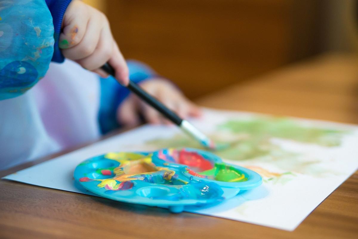 Niño pintando en una guardería.