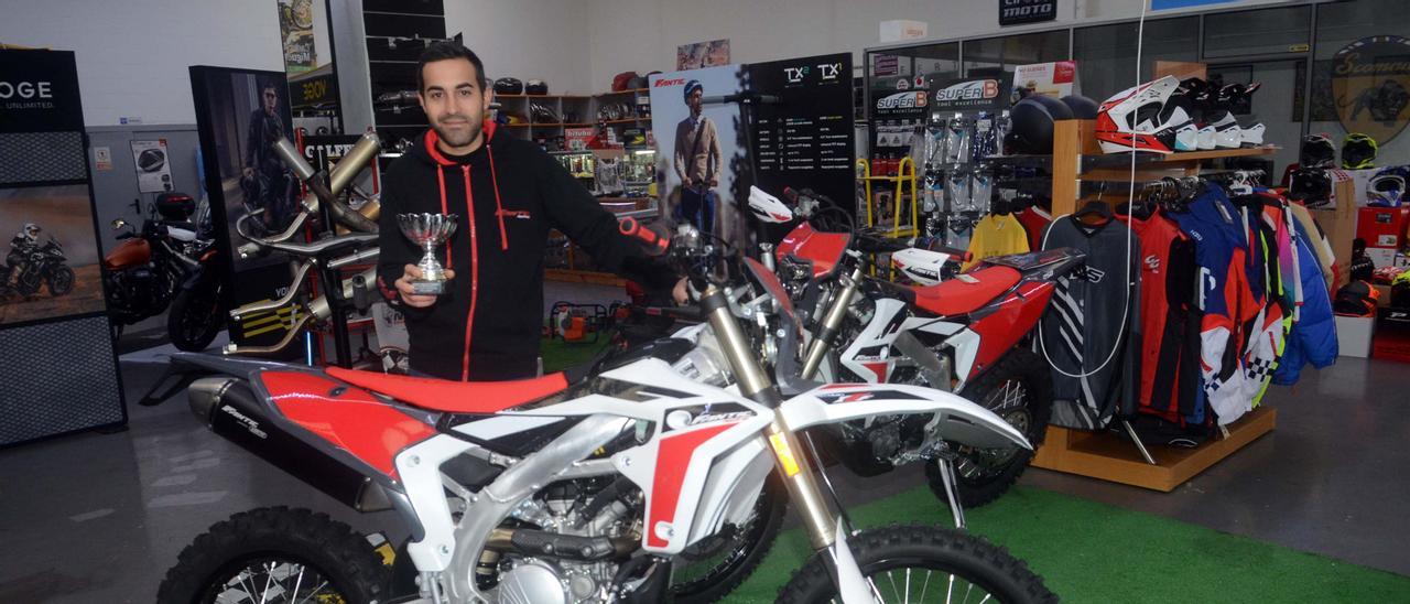 Carlos Alberto Miguéns con la moto de Enduro que utiliza.