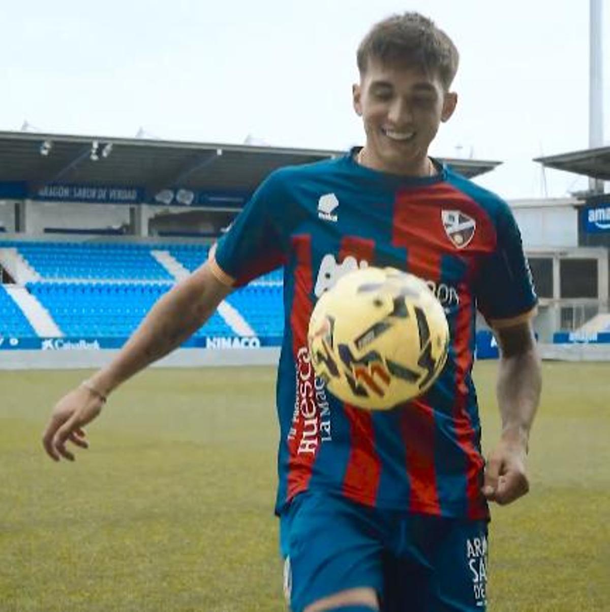 Ignacio Laquintana, en su presentación como nuevo jugador del Huesca en El Alcoraz.