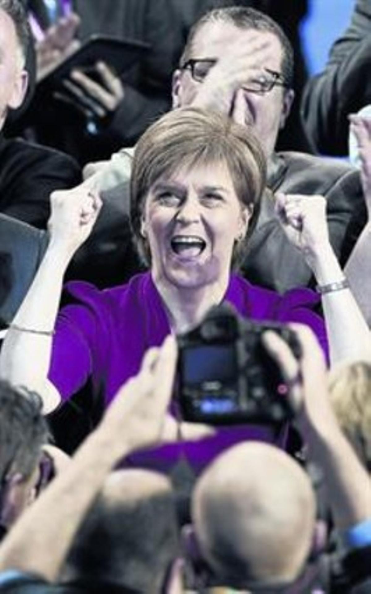 Una exultant Nicola Sturgeon celebra els grans resultats de l’SNP, ahir.