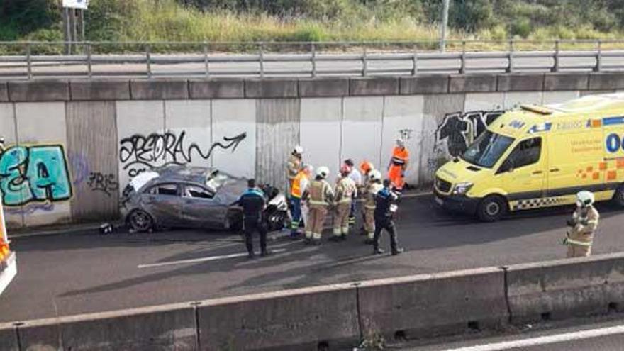 Herido de gravedad al salirse de la avenida de A Pasaxe y caer al paso inferior