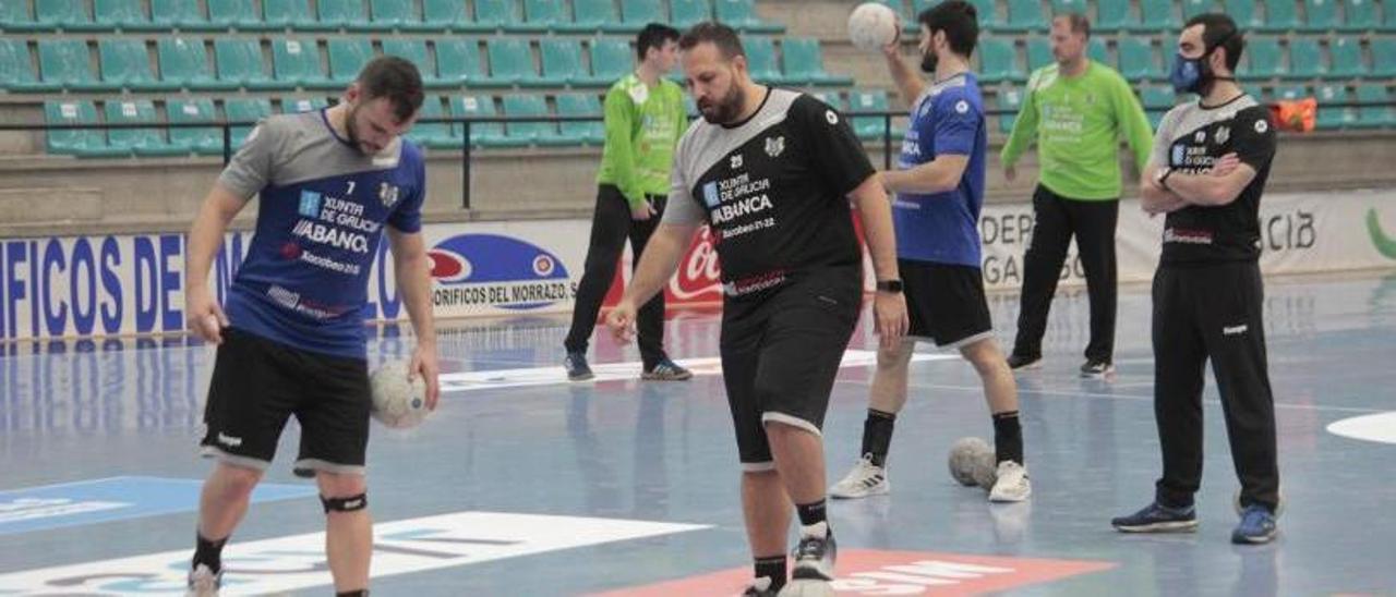 Rubén Soliño y Nacho Moyano en un entrenamiento de esta semana en O Gatañal. |  // SANTOS ÁLVAREZ