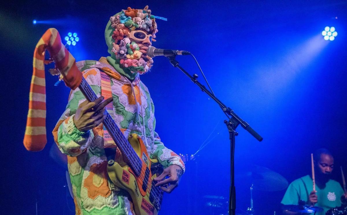 Mononeon, en uno de sus conciertos, con su particular indumentaria colorista.