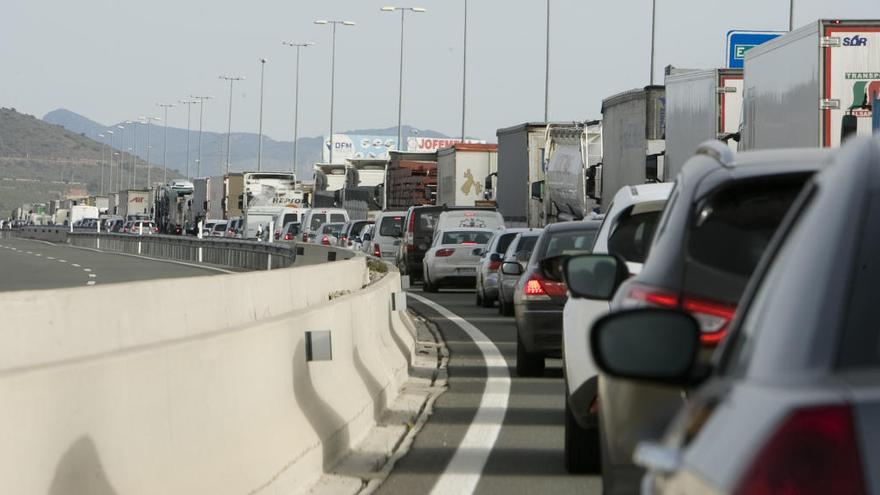 Un choque entre tres camiones en el bypass causa un macroatasco