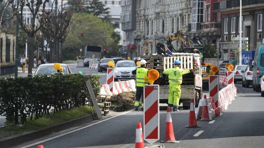 Obras en la mediana de Linares Rivas, previas a la construcción del carril bici.