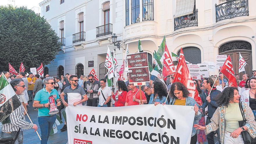Unos 300 trabajadores municipales piden &quot;transparencia&quot; y que el Ayuntamiento de Badajoz negocie una subida salarial &quot;justa&quot;